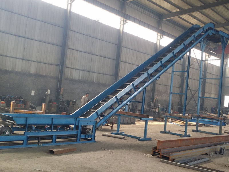 大傾斜角裙邊帶式輸送機3